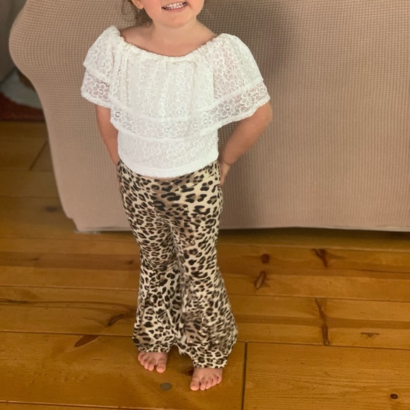 Toddler Girls Ruffle Top and Leopard Pants - Picture 6 of 6
